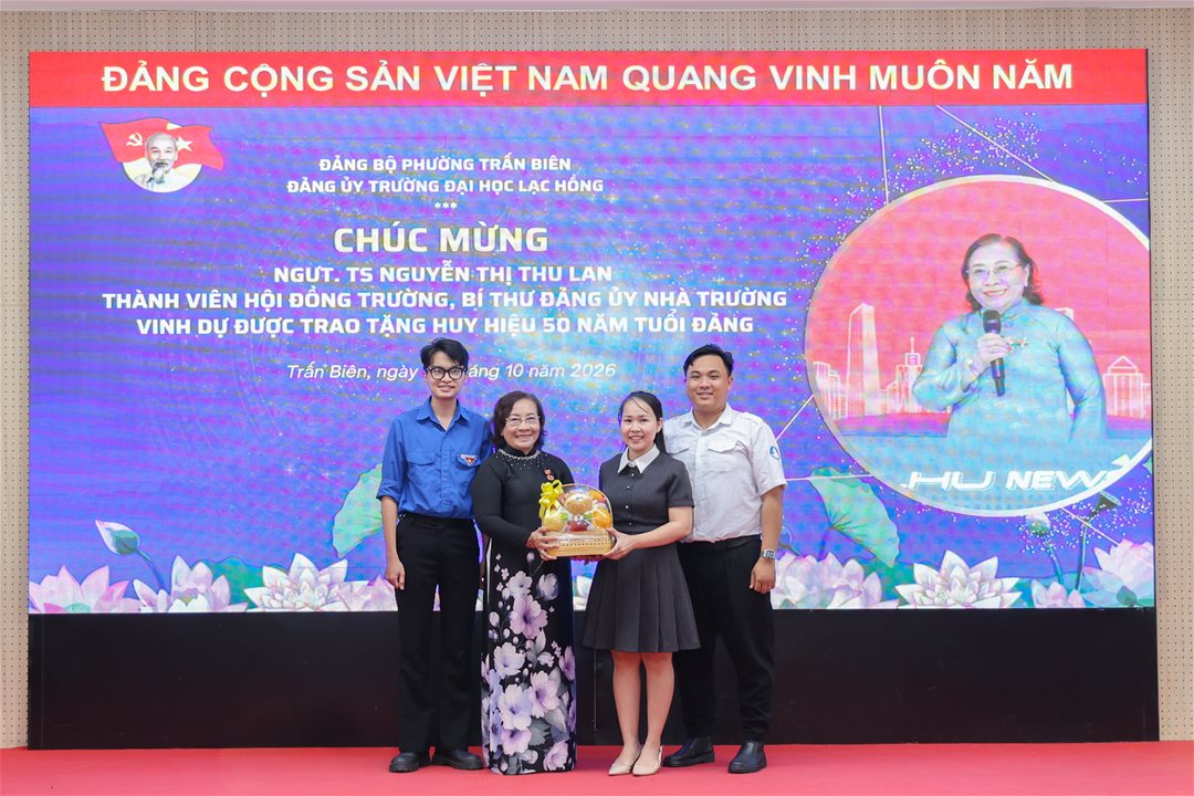 Đoàn Thanh niên, Hội sinh viên tặng hoa chúc mừng
