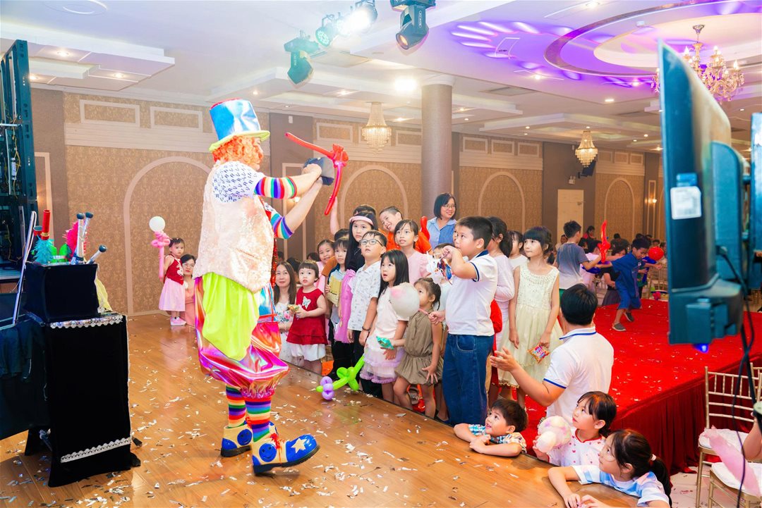 LHU gắn kết yêu thương, lan tỏa giá trị gia đình trong mùa Tết Trung thu  Hướng đến chào mừng kỷ niệm 29 năm thành lập Trường Đại học Lạc Hồng (24/9/1997 – 24/9/2026), chiều ngày 19/9, Trường Đại học Lạc Hồng đã tổ chức chương trình “Ngày hội Gia đình LHU” và “Tết Trung thu – Tết LHU” dành cho con Nhà giáo, Người lao động (NGNLĐ) năm 2026, mở đầu cho không khí kỷ niệm bằng những khoảnh khắc vui tươi, ấm áp. Chương trình có sự tham dự của đông đảo gia đình cán bộ, giảng viên, người lao động cơ hữu trong trường, tạo nên không gian giao lưu gần gũi và đầy tiếng cười.   Chương trình ảo thuật, tạo hình bong bóng dành cho các em nhỏ  Mở đầu hoạt động, chương trình “Ngày hội Gia đình LHU” mang đến nhiều sân chơi dành cho các gia đình và các em nhỏ. Các cuộc thi Karaoke gia đình LHU, Tài năng nhí LHU, cờ tướng, cờ vua trở thành dịp để các thành viên cùng tham gia, thể hiện năng khiếu và tạo nên những khoảnh khắc đáng nhớ. Không khí ngày hội thêm phần sôi nổi khi các gia đình cùng cổ vũ, chia sẻ niềm vui trong các hoạt động chung.  Hội thi cờ tướng, cờ vua cho con NGNLĐ  Những hoạt động quen thuộc của mùa trăng tháng Tám được tái hiện qua chương trình “Tết Trung thu - Tết LHU” đưa các em nhỏ bước vào không gian Trung thu đầy màu sắc với trò chơi dân gian có thưởng, nặn bong bóng, thưởng thức bắp rang bơ, kẹo bông gòn, xem múa lân, rước đèn, ảo thuật và cùng nhau phá cỗ.    Một số trò chơi vận động, trò chơi dân gian có thưởng tại chỗ   Thông qua chương trình, Nhà trường thể hiện sự quan tâm đến đời sống tinh thần của NGNLĐ và gia đình, đồng thời tạo thêm không gian để các thành viên cùng kết nối và lưu giữ những kỷ niệm đẹp. Đây cũng là một trong những hoạt động góp phần vun đắp tinh thần đoàn kết, sẻ chia trong tập thể LHU.   Đại gia đình LHU vui Trung thu cùng các em nhỏ  Đặc biệt, diễn ra trong thời điểm hướng đến dấu mốc 29 năm thành lập Trường Đại học Lạc Hồng, những khoảnh khắc sum vầy của các gia đình càng góp phần làm nên không khí đặc biệt của mùa kỷ niệm. Từ những sân chơi nhỏ dành cho các em đến những phút giây giao lưu của các gia đình, tinh thần gắn bó và đồng hành tiếp tục được lan tỏa, tạo nên một mùa Trung thu trọn vẹn trong mái nhà chung LHU.