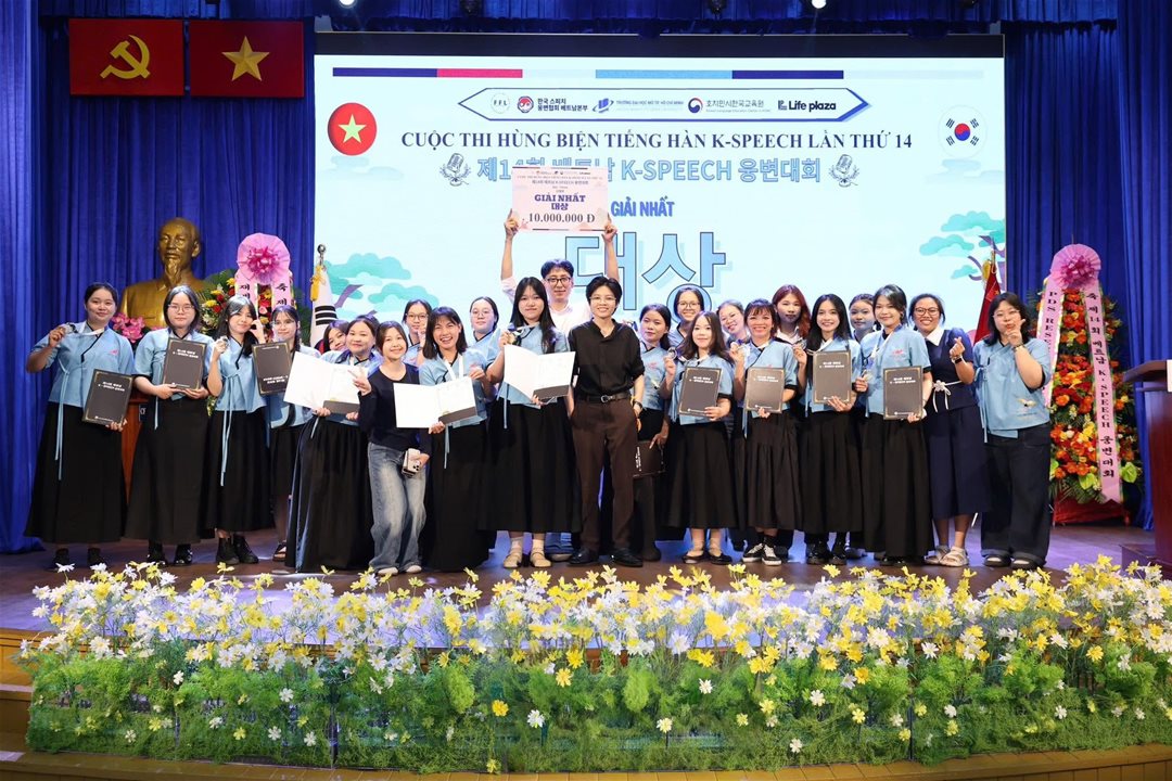 Đội thi ngành Hàn Quốc học xuất sắc giành Giải Nhất hạng mục hùng biện tập thể