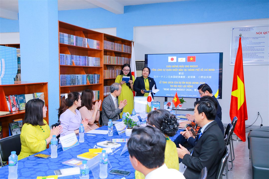 LHU nhận sách từ Tổng Lãnh sự quán Nhật Bản tại TP.HCM 