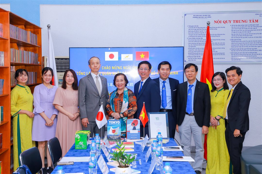 LHU nhận sách từ Tổng Lãnh sự quán Nhật Bản tại TP.HCM 