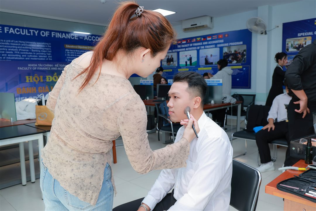 Sinh viên Quan hệ Công chúng chuẩn bị chỉnh chu chờ phần thi của mình