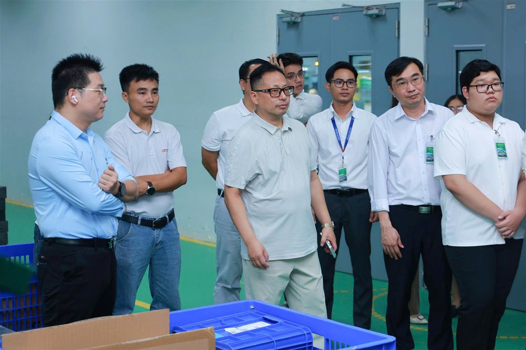 Đại diện doanh nghiệp hướng dẫn đoàn tham quan tại khu vực làm việc