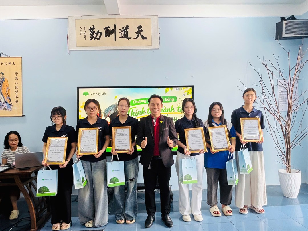 Các sinh viên Ngôn ngữ Trung Quốc nhận học bổng