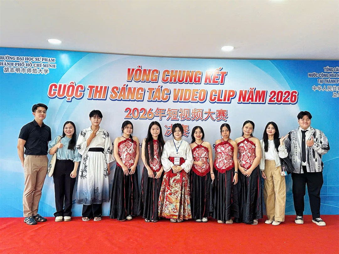 Giảng viên và sinh viên Trường Đại học Lạc Hồng đồng hành cổ vũ sinh viên Nguyễn Thị Trang tham gia cuộc thi