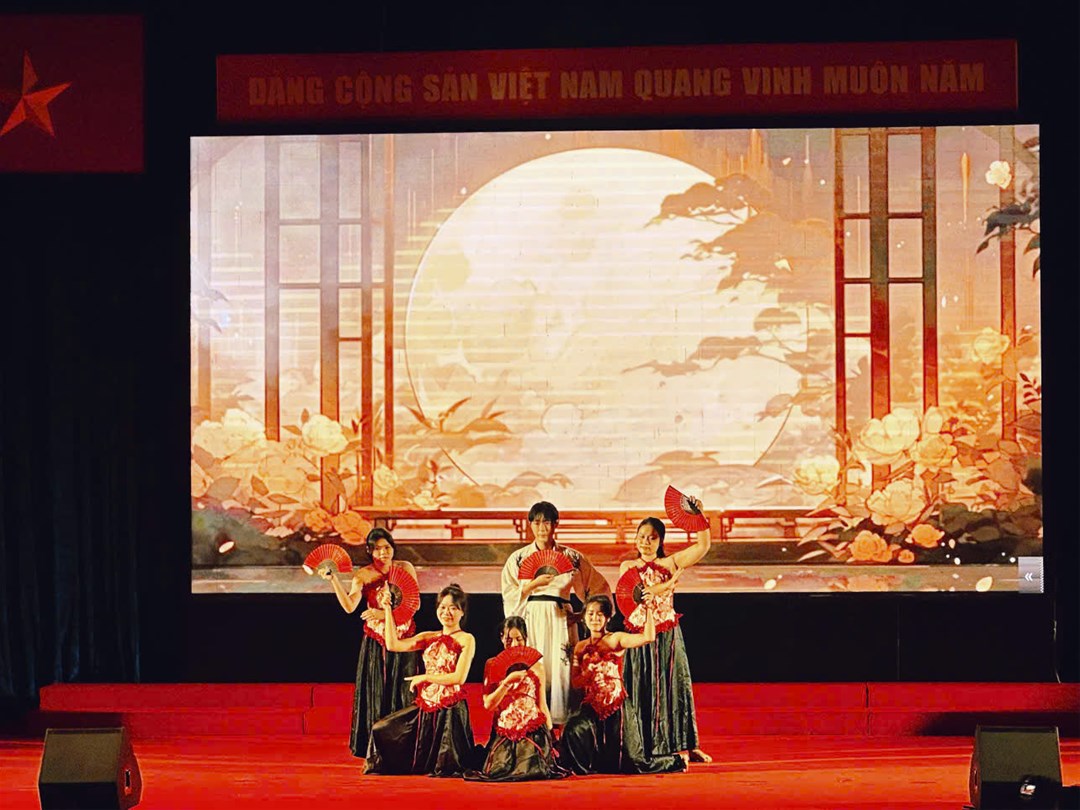 Tiết mục văn nghệ múa Mang chủng đến từ Trường Đại học Lạc Hồng
