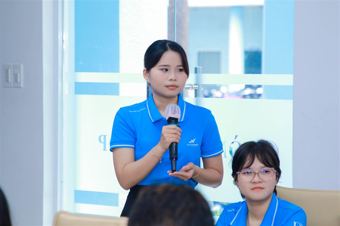 Sinh viên ngành Quan hệ công chúng đặt câu hỏi giao lưu tại buổi lễ ký kết. 